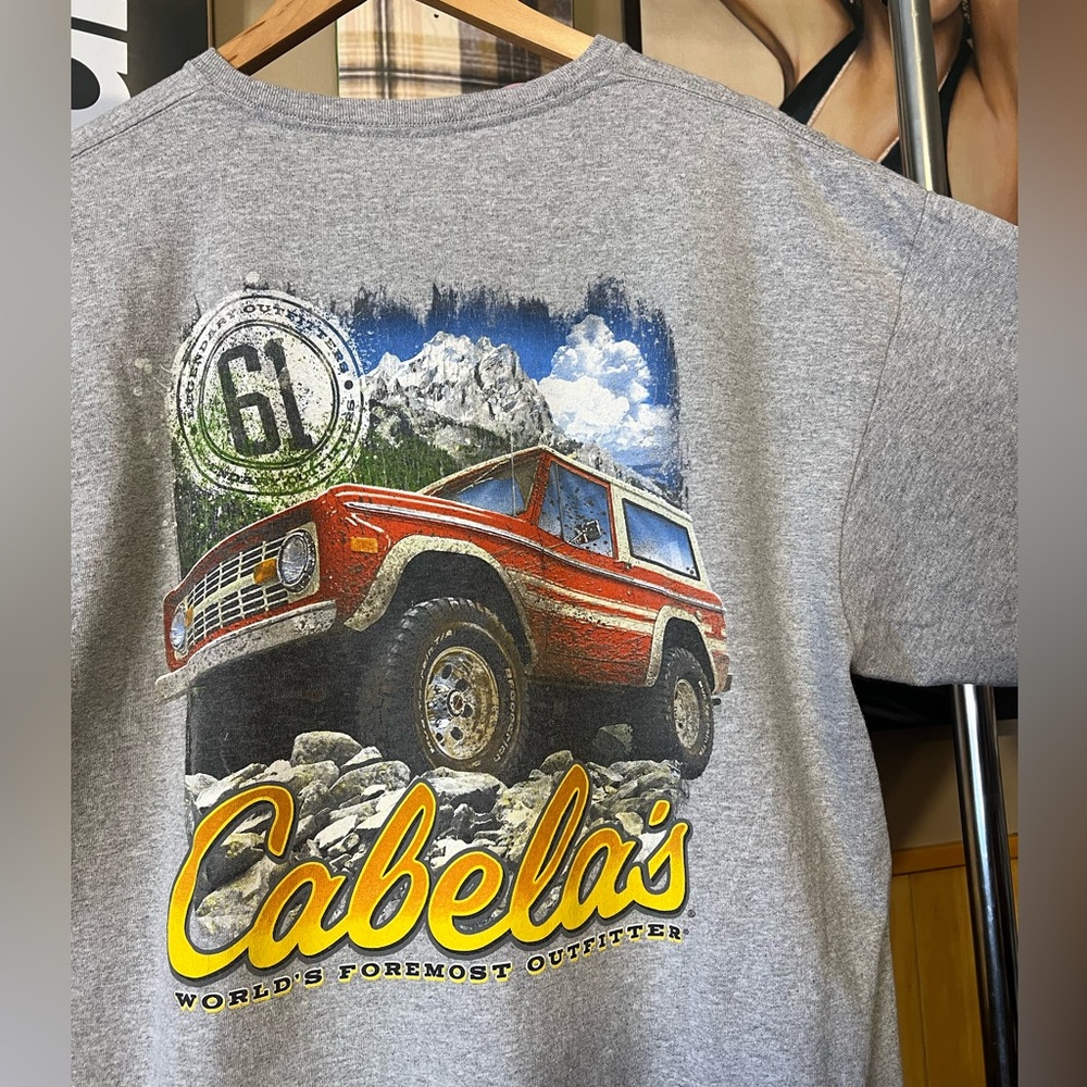 Men’s Cabelas Worlds Foremost Outfitters GMC Jimmy/Ford Bronco themed Tshirt